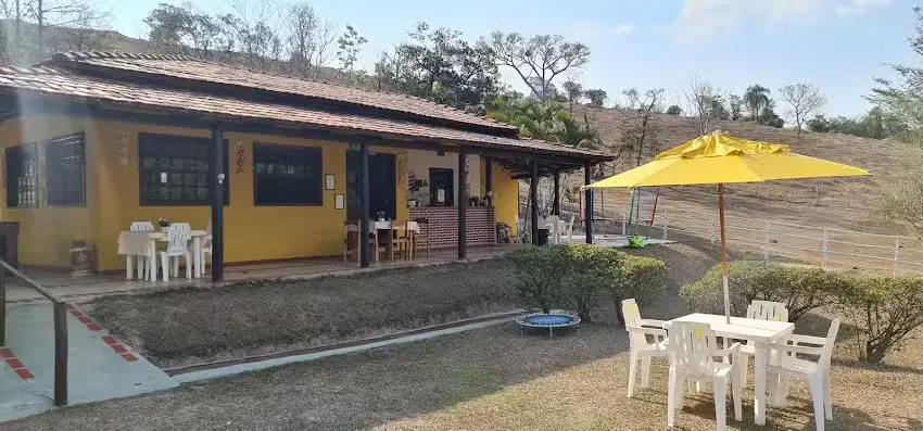 Área externa da Pousada Recanto das Azaléias em Florestal, Minas Gerais